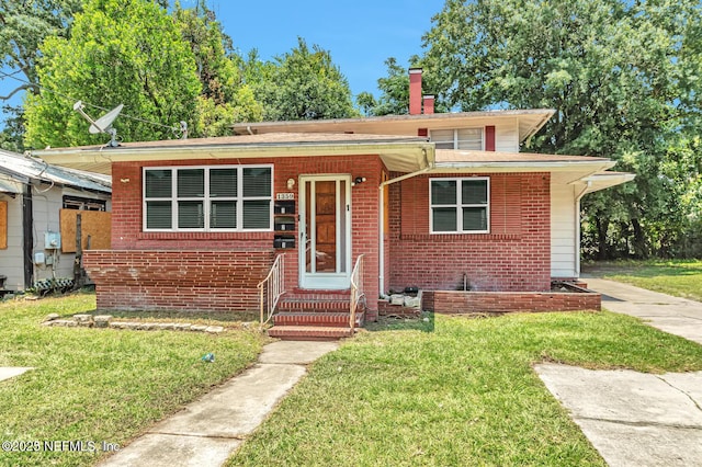 bungalow-style house featuring a front lawn