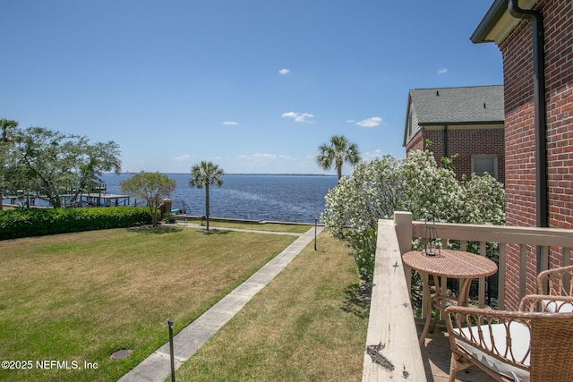 view of yard featuring a water view