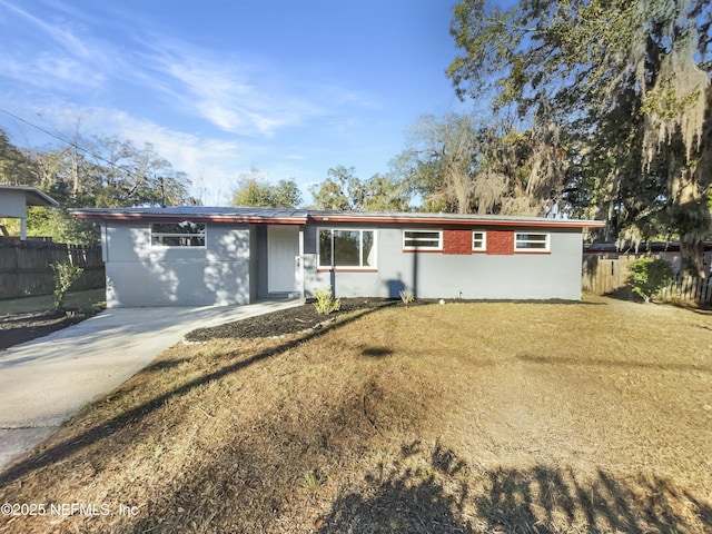 ranch-style house featuring a front yard