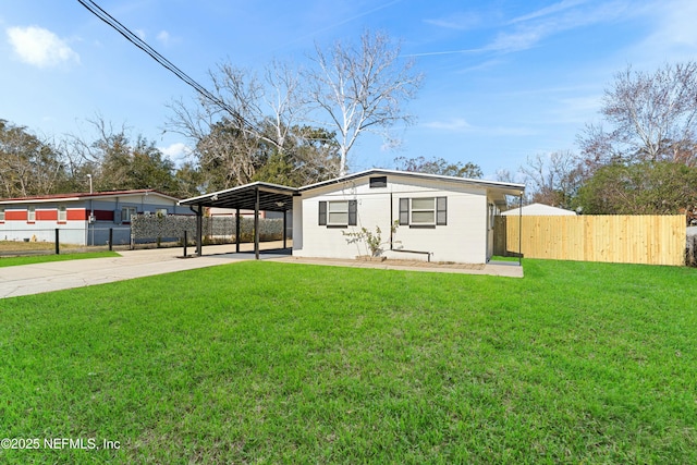 view of front of home featuring a front lawn and a carport