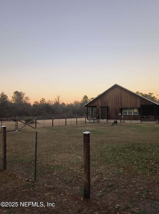 view of yard at dusk