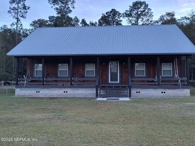 view of front of house with a front yard and covered porch