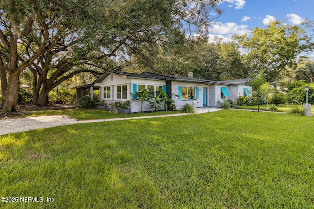 ranch-style house featuring a front yard