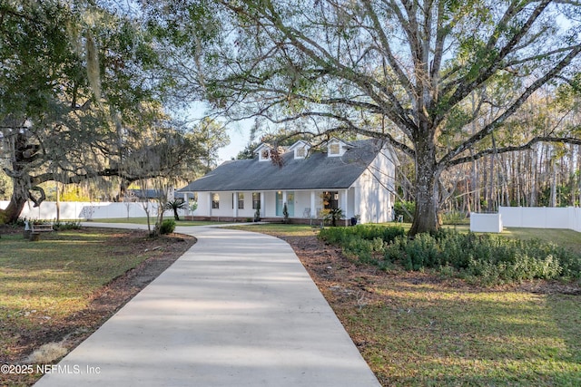 view of front facade with a front lawn