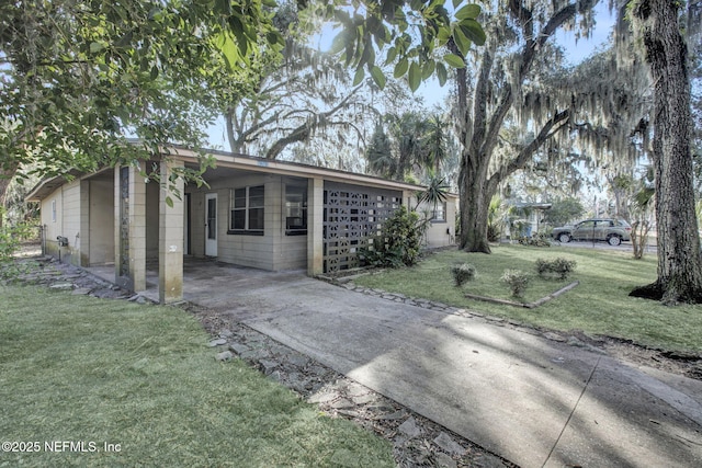 view of front of house featuring a carport and a front yard