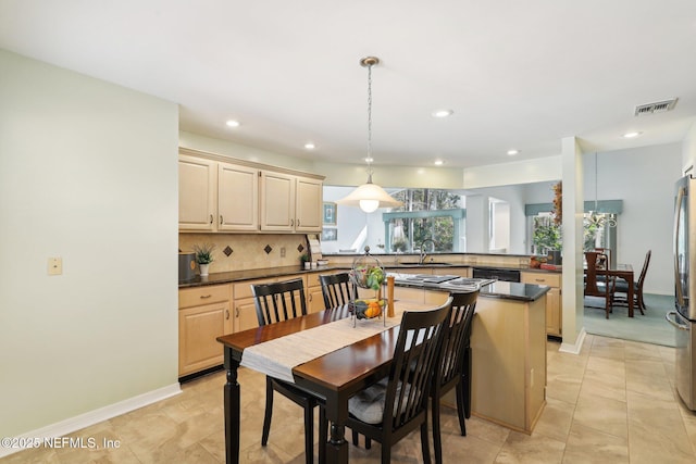 dining room with baseboards, plenty of natural light, visible vents, and recessed lighting