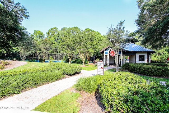 view of front of house featuring fence and a front lawn