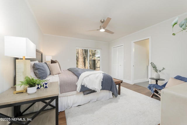 bedroom with hardwood / wood-style floors, crown molding, a closet, and ceiling fan