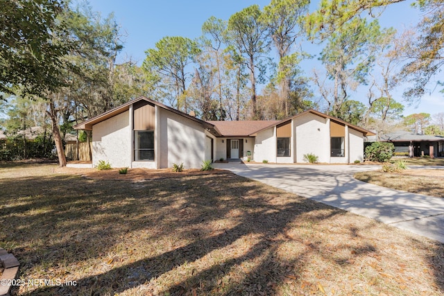 single story home with a front lawn