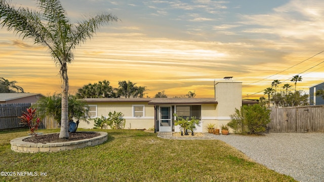 view of front of property featuring a yard