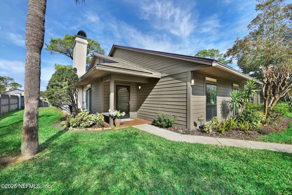 view of front of property featuring a front lawn