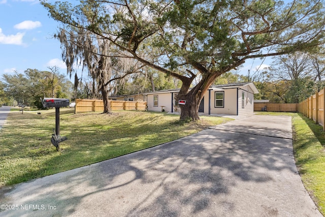 view of front of home featuring a front yard