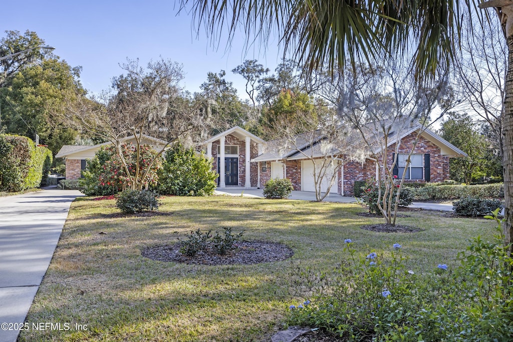 view of front of house featuring a front lawn