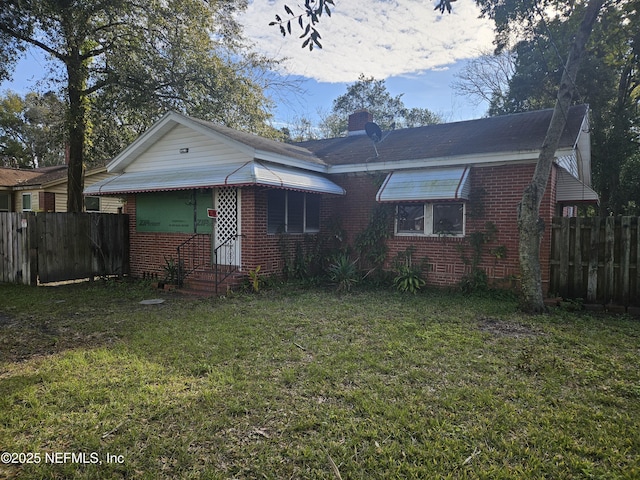 view of front of home with a front lawn