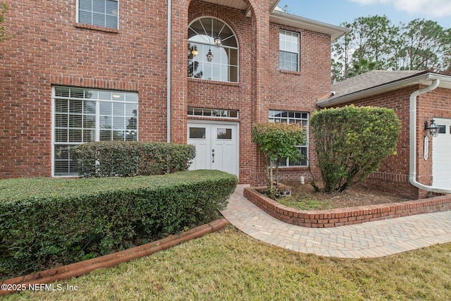 property entrance featuring a yard