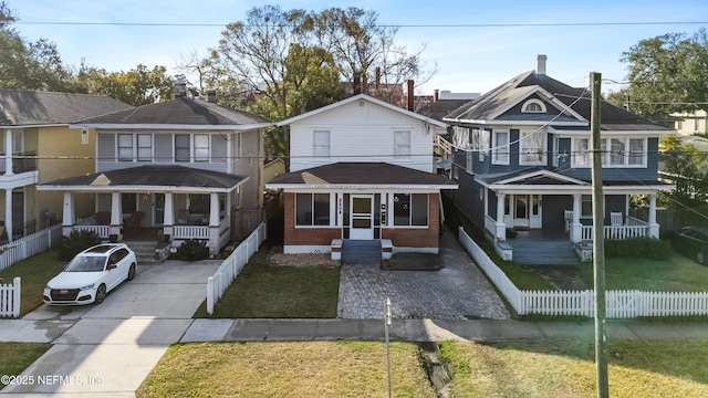 view of front of property featuring a porch and a front lawn