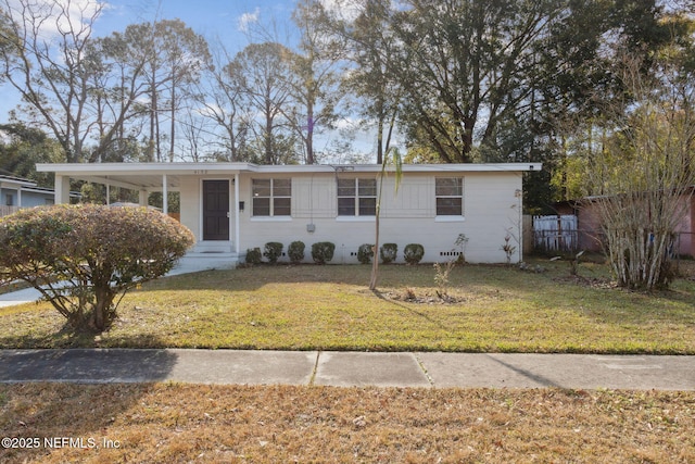 ranch-style house featuring a front yard