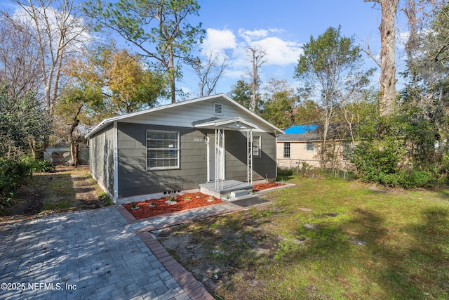 view of front of home featuring a front lawn