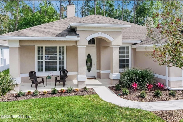 view of front facade with a front lawn