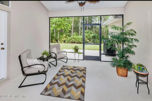 sunroom with ceiling fan