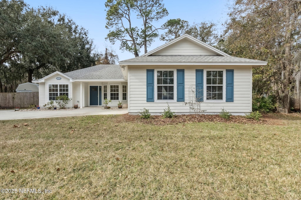 ranch-style home featuring a front lawn