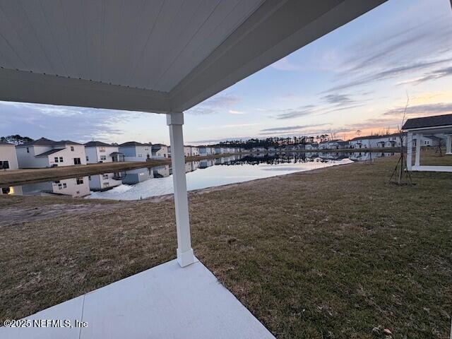 view of yard at dusk