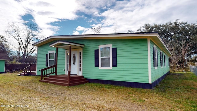 view of front of home featuring a front lawn