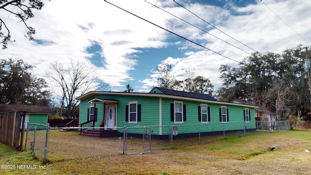 view of front facade with a front yard