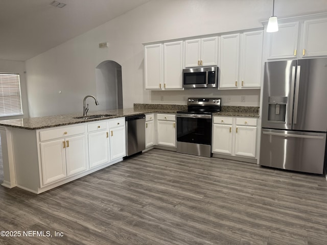 kitchen with sink, decorative light fixtures, stainless steel appliances, and kitchen peninsula