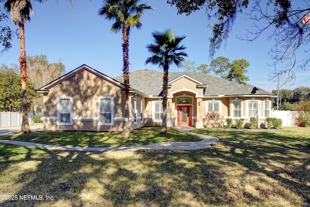 view of front of home featuring a front lawn