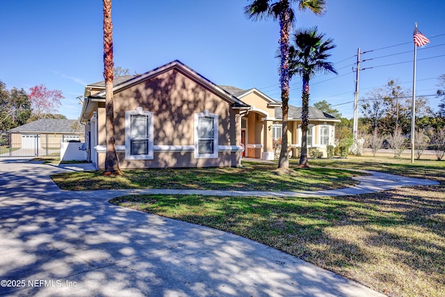 view of front of house featuring a front lawn