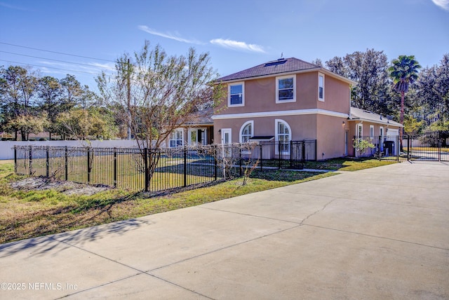 view of front of house featuring a front yard