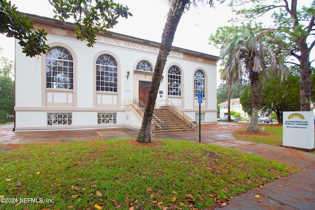 view of front of property with a front yard