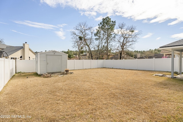 view of yard featuring a storage shed