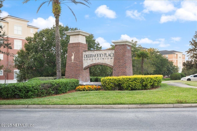 community / neighborhood sign featuring a lawn