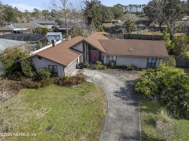 view of front of property featuring a front lawn