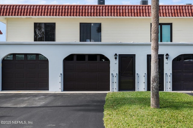 view of front of home with a front lawn