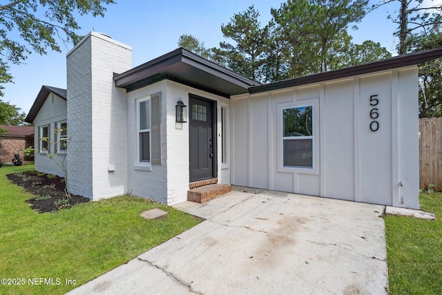 view of front of house with a front lawn