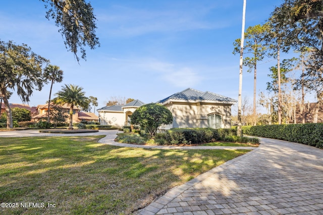 view of front facade featuring a front lawn