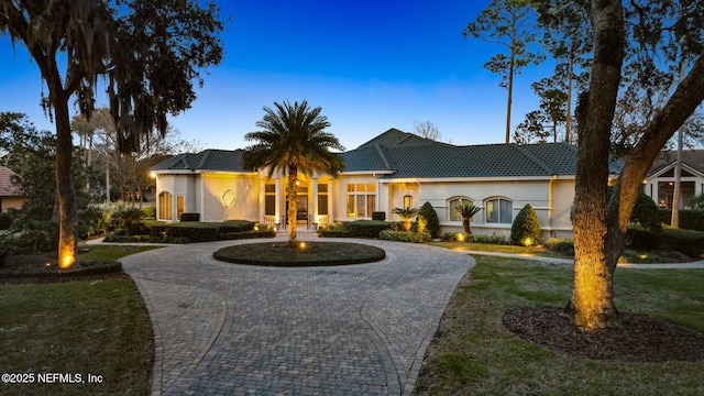 view of front of home featuring a front yard