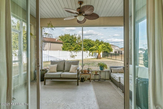 sunroom with ceiling fan