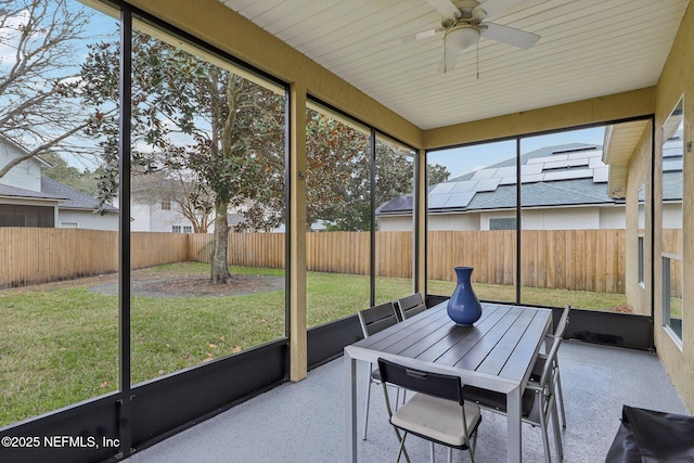 sunroom with ceiling fan