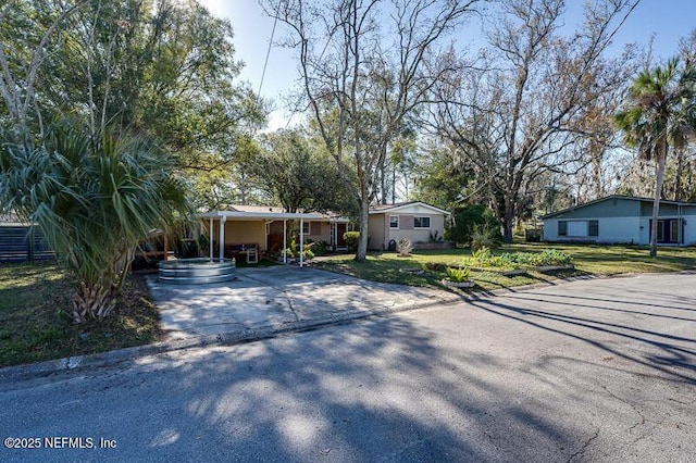 view of front of home featuring a front lawn