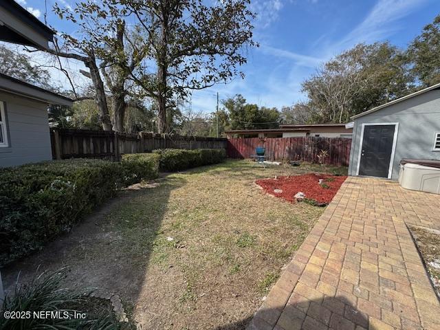 view of yard featuring a patio