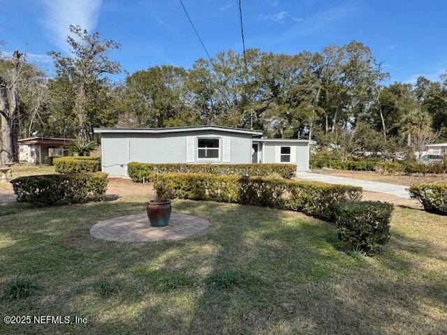 manufactured / mobile home with a front lawn