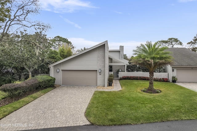 view of front facade featuring a garage and a front yard