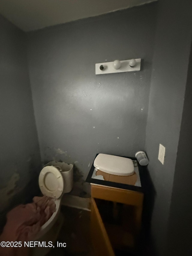 bathroom featuring toilet