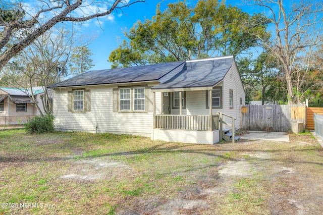 view of front of property featuring a front yard and covered porch