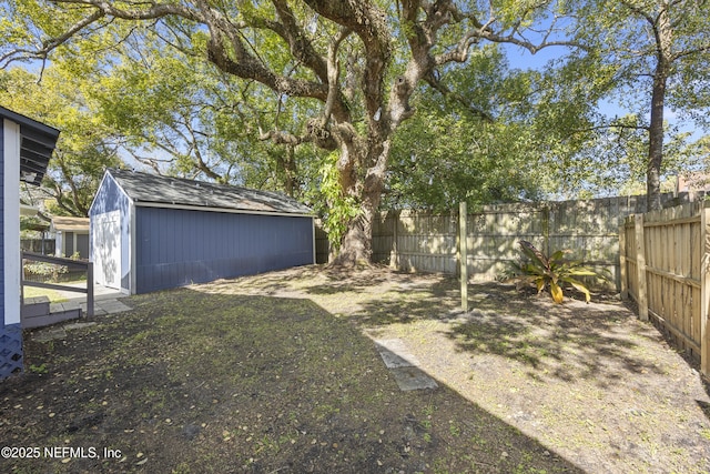 view of yard with an outbuilding