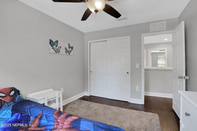 bedroom featuring dark hardwood / wood-style floors, ceiling fan, and a closet